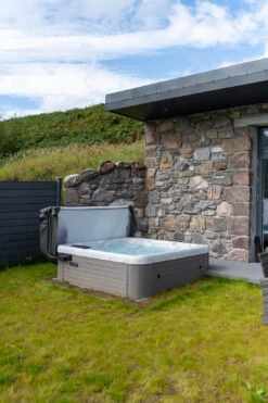 Holiday Let 5 - 5 Person Hot Tub With 1 Lounger -Outdoor Living Hot Tubs HolidayLet SterlinngSilver 11