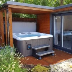 Jacuzzi® J225™ - 4 Person Hot Tub -Outdoor Living Hot Tubs J225 Lifesyle 3