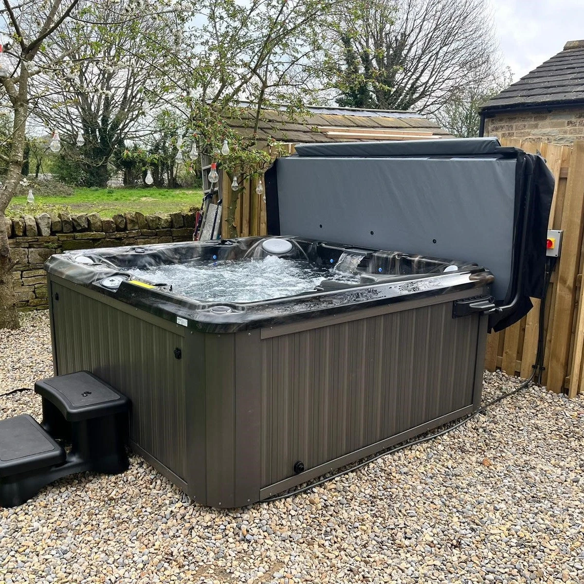 Jacuzzi® J245™ / J245IP™ - 7 Person Hot Tub 14 Jacuzzi® J245™ / J245IP™ - 7 Person Hot Tub - Image 12