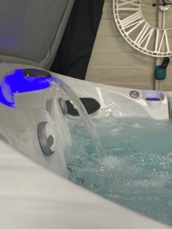 Jacuzzi® J435IP™ - 6 Person Hot Tub With 1 Lounger -Outdoor Living Hot Tubs J435platinum4