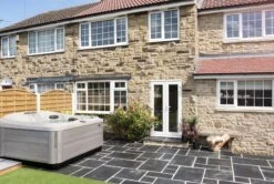 Jacuzzi® J445IP™ - 7 Person Hot Tub 21 Jacuzzi® J445IP™ - 7 Person Hot Tub -Outdoor Living Hot Tubs J445 UK 2019 Lifestyle 3000x2018 e40e74c2 cff8 4fa0 b150 4f83d453aea6