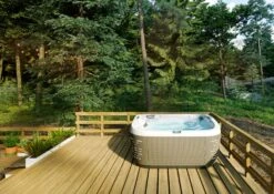 Jacuzzi® J575IP™ - 5-6 Person Hot Tub With 1 Lounger -Outdoor Living Hot Tubs JHT J575 Lifestyle Silverwood 3000x2121 2588f4ab c02a 4e2b 9a7f 23d36c4d2f2e