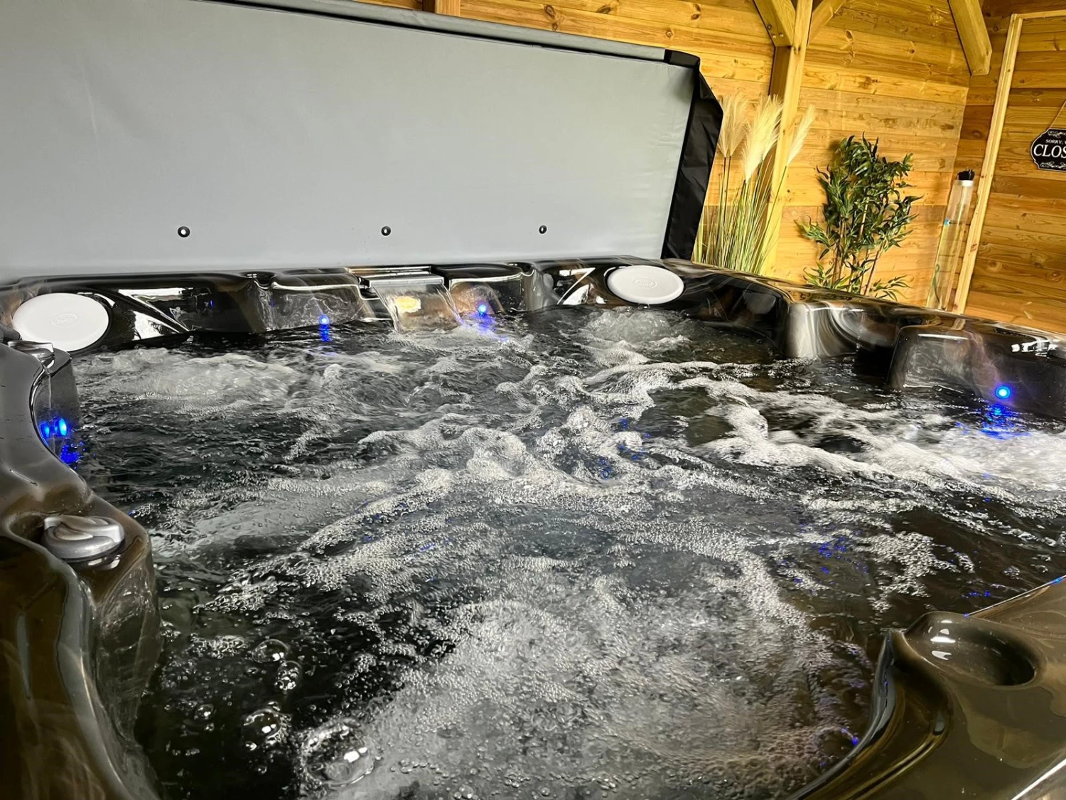 Jacuzzi® J245™ / J245IP™ - 7 Person Hot Tub 22 Jacuzzi® J245™ / J245IP™ - 7 Person Hot Tub - Image 20