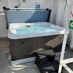 Jacuzzi® Lodge™ M - 4-5 Person Hot Tub -Outdoor Living Hot Tubs JacuzziLodgeMHotTub2
